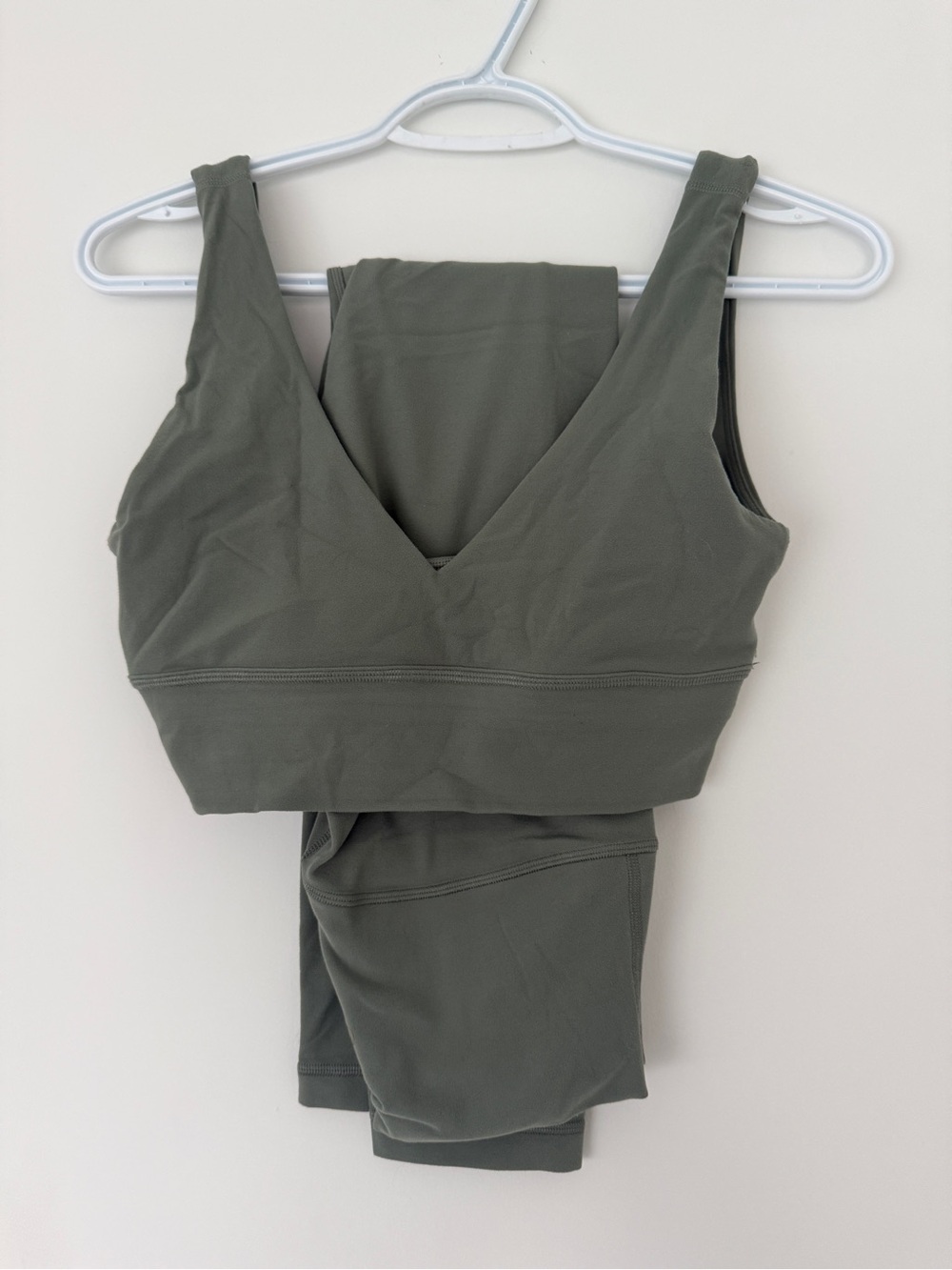 SET TNA GOLDDN: Olive Green V-Neck Sports Bra & Legging Set